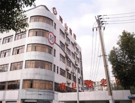 2023上海玻尿酸填充丰唇珠排行前十的大型美容医院名单更新了！上海南山医院特色审美价格多方面对比