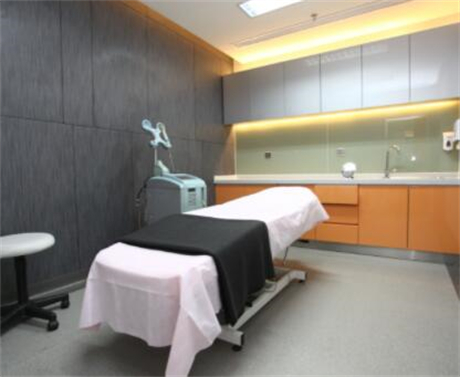2023武汉发际线调整整形美容医院top10强排行就是不一样！武汉市第四医院整形美容外科是经验丰富的人气医院！